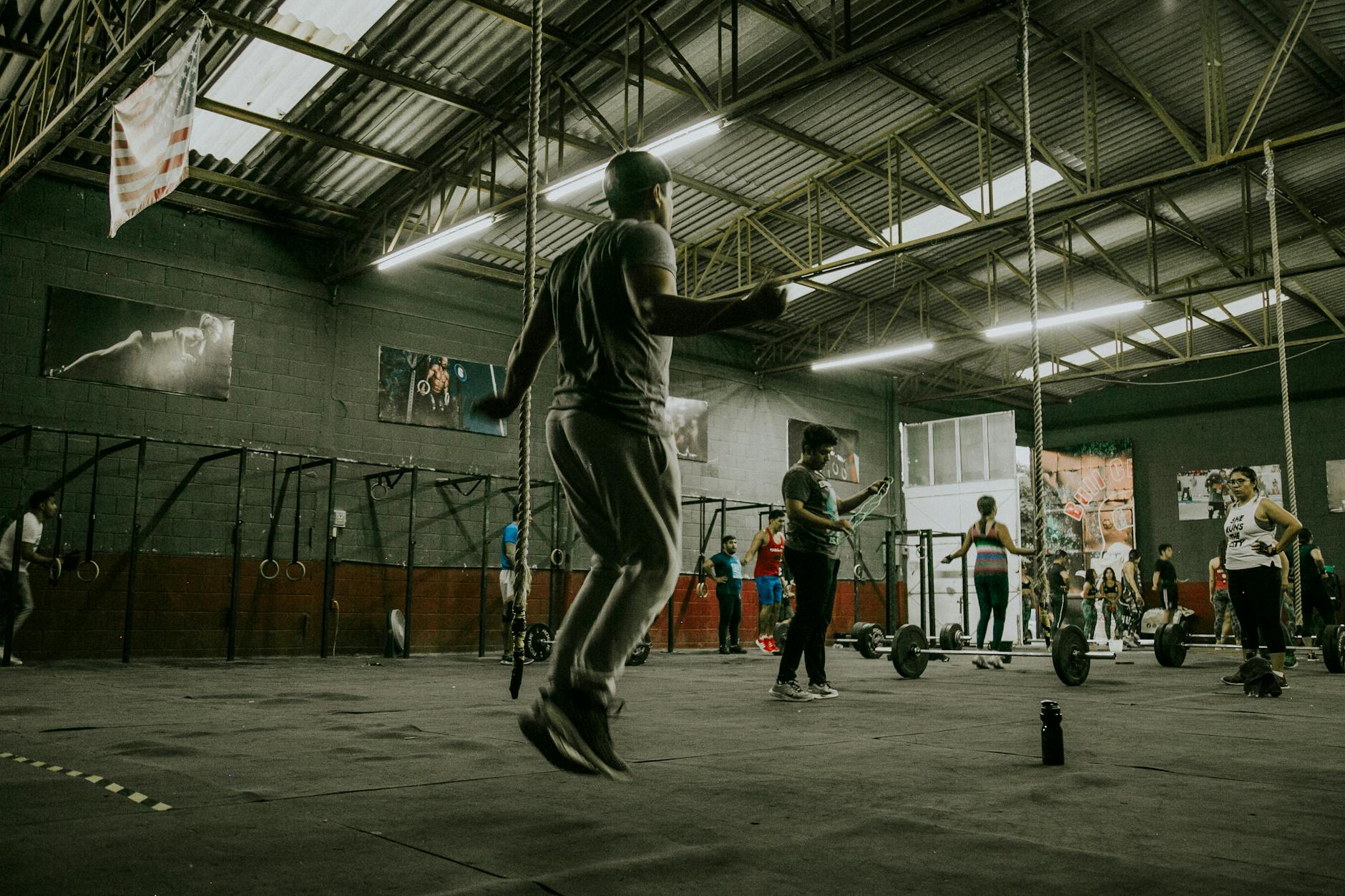 Trening siłowy i fitness w Koziegłowach – kompleksowy przewodnik po ofercie MEDIGYM dla początkujących i zaawansowanych Dorośli podczas intensywnego treningu CrossFit na siłowni MEDIGYM