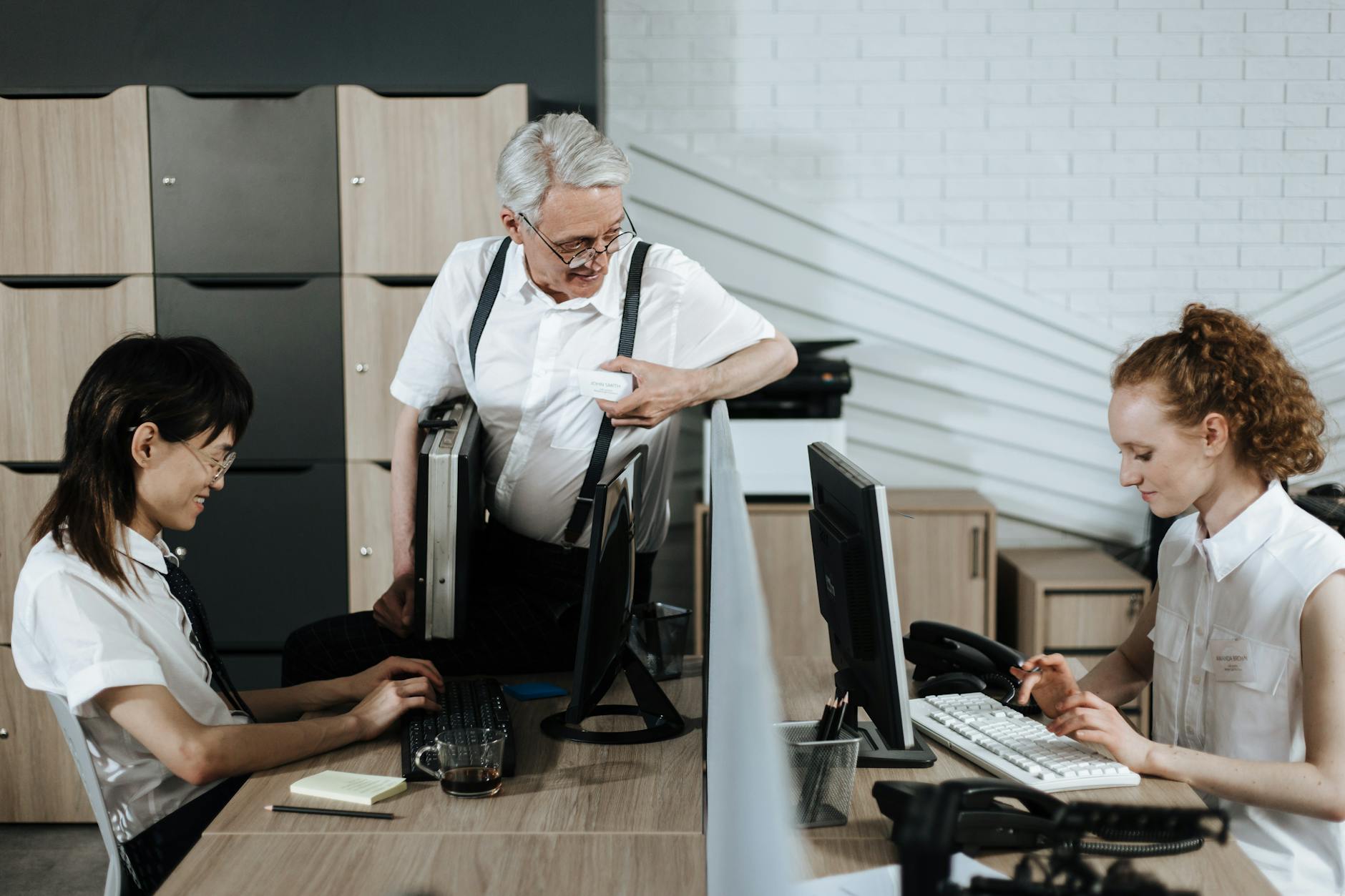 Zespół różnorodnych pracowników biurowych współpracuje przy biurkach