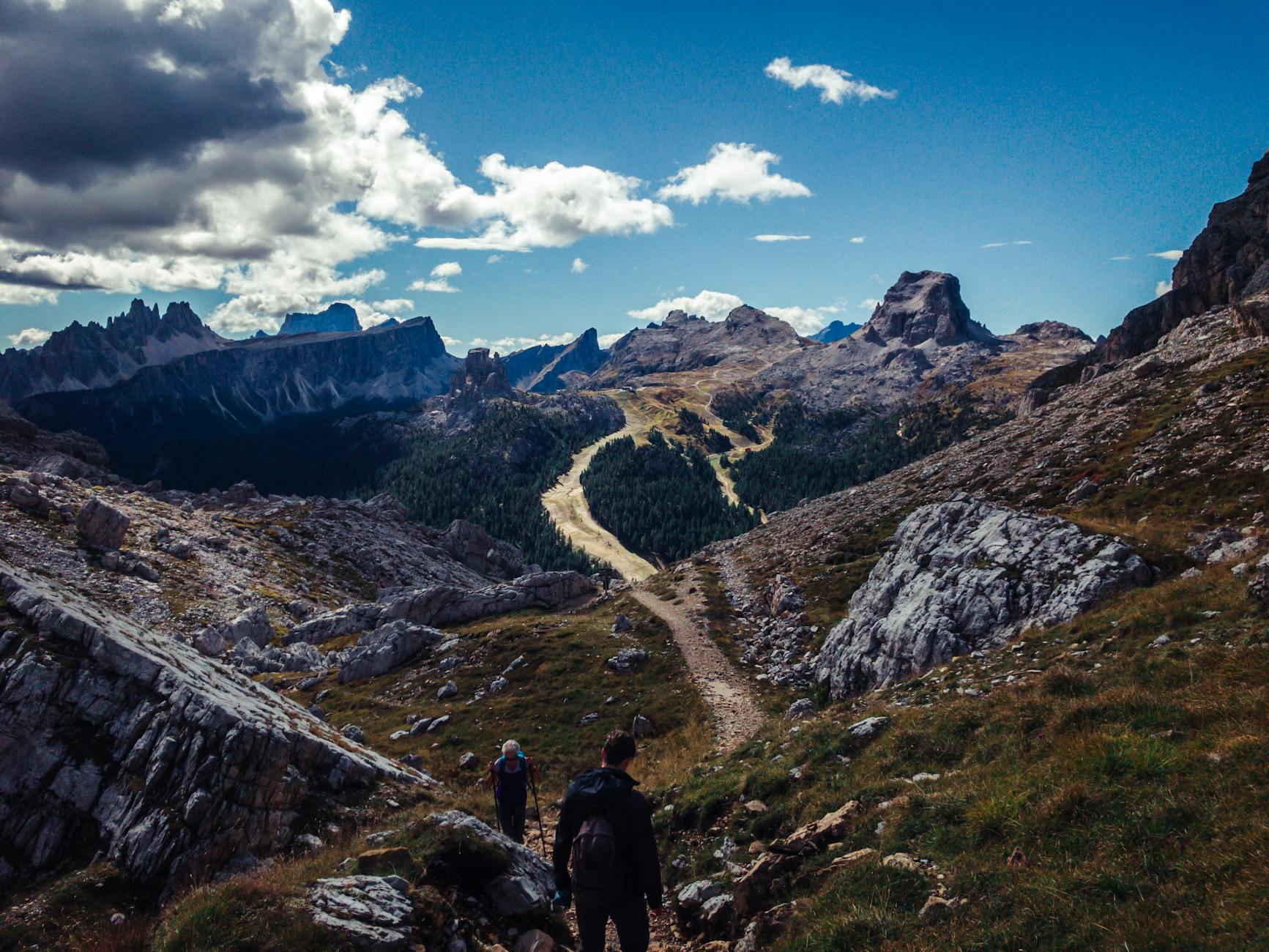 Szlak górski wśród skał Dolomitów koło Cortiny d’Ampezzo