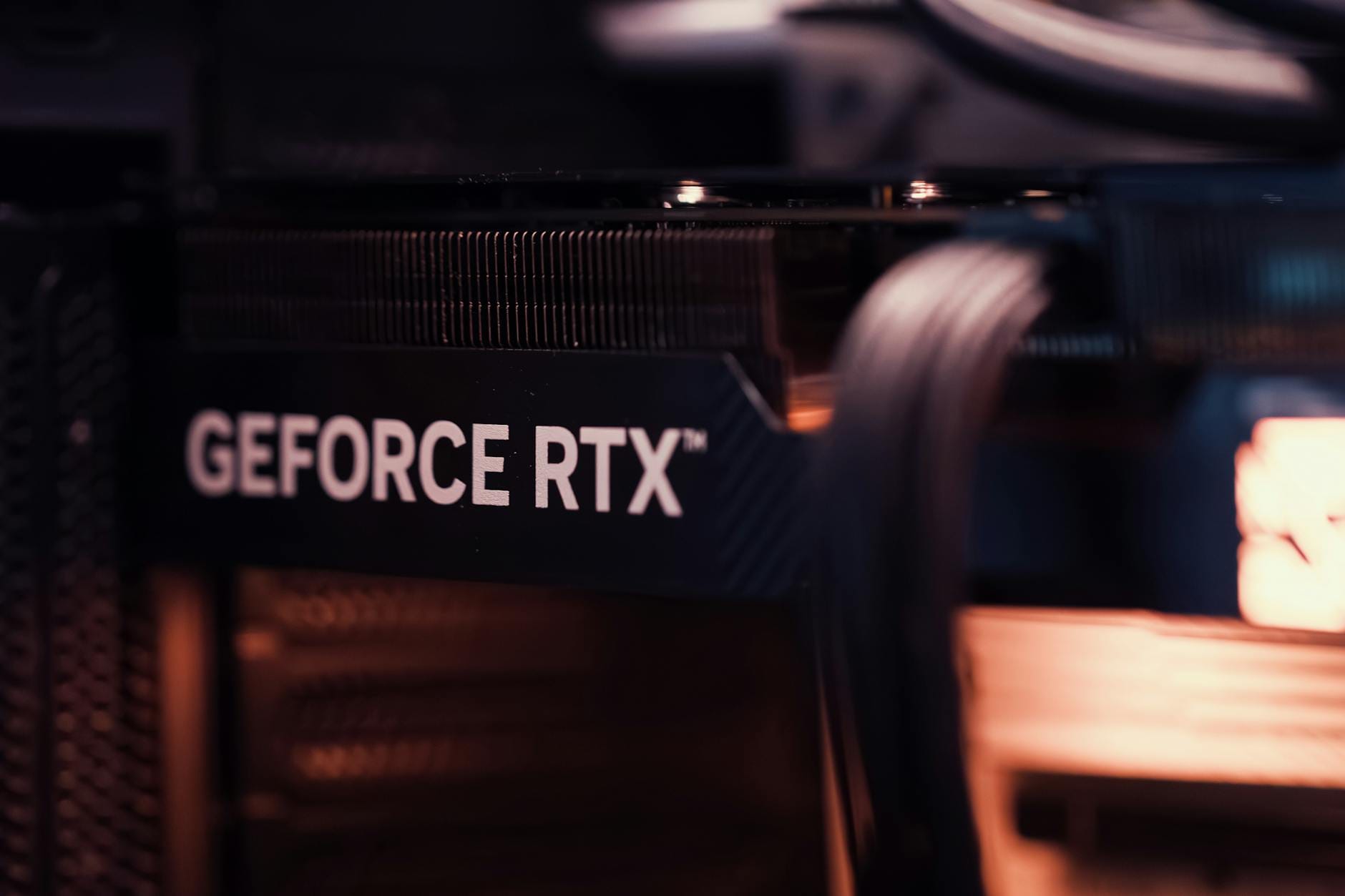 Zbliżenie karty graficznej GeForce RTX do komputera domowego i AI