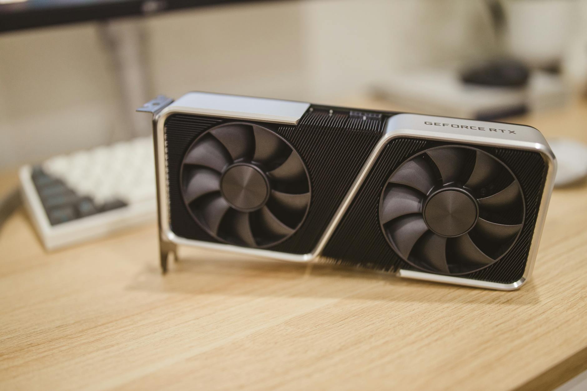 Zbliżenie karty graficznej GeForce RTX leżącej na biurku