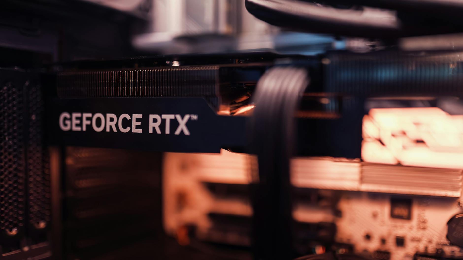 Jak wybrać kartę graficzną do komputera domowego i do pracy z AI krok po kroku Zbliżenie karty graficznej GeForce RTX zamontowanej w komputerze
