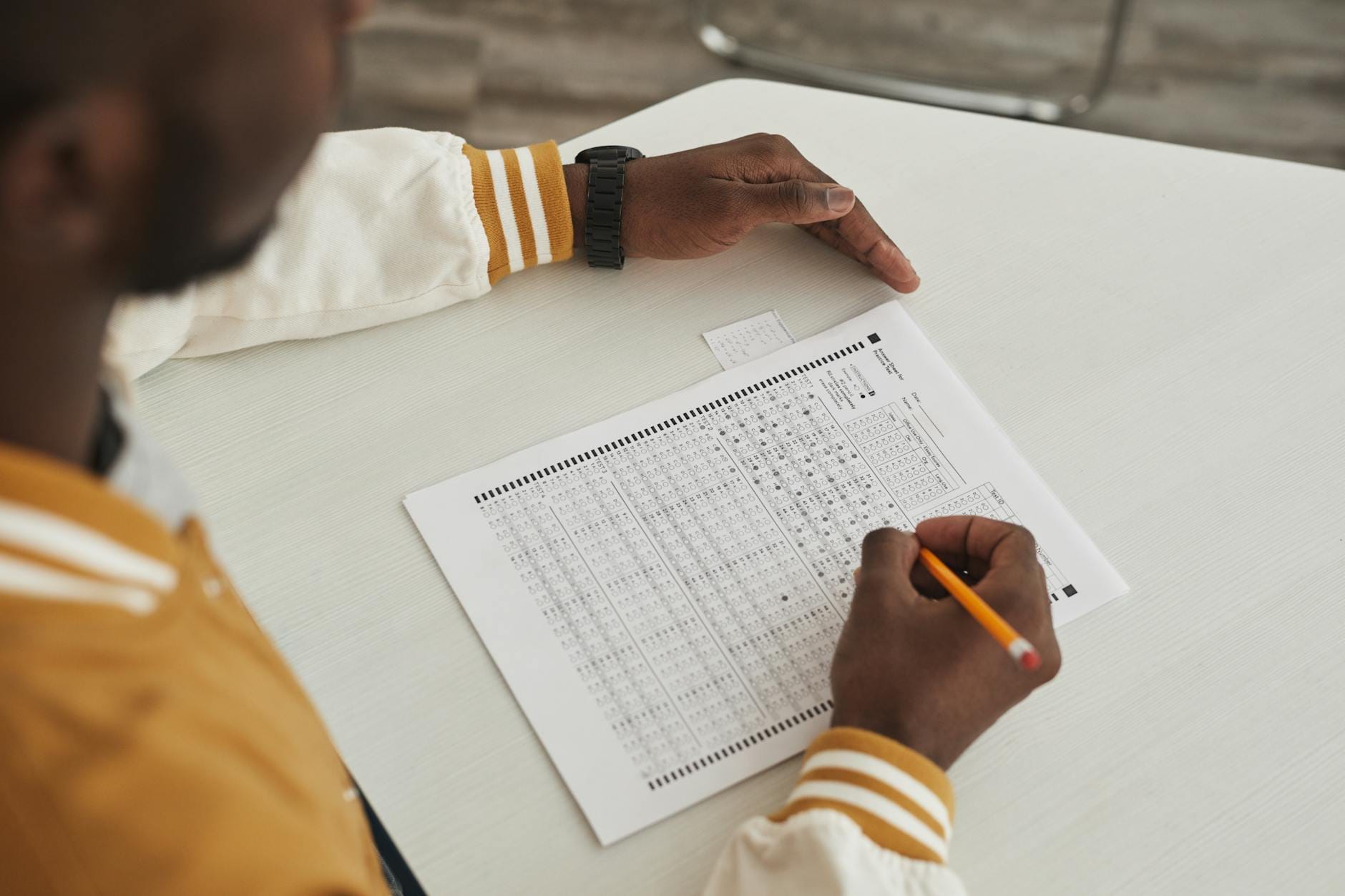 Skupiony kursant zaznacza odpowiedzi na arkuszu testu teoretycznego