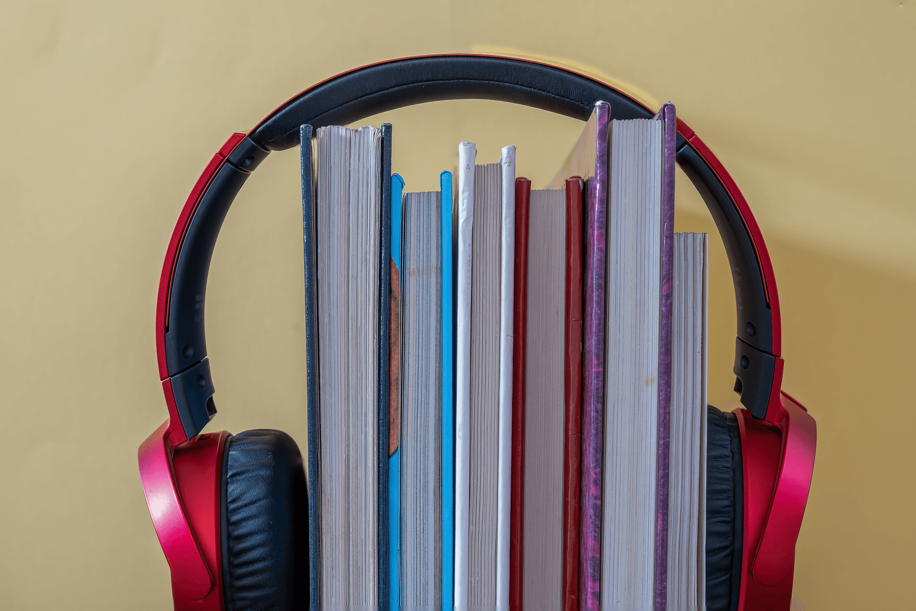 Książki i słuchawki na biurku jako symbol nauki z audiobooków